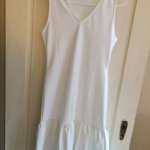 NWOT Boohoo White V-Neck Bodycon Dress With Ruffle